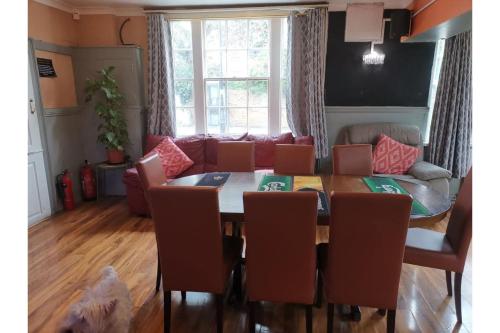 OYO Swan Inn - image 8