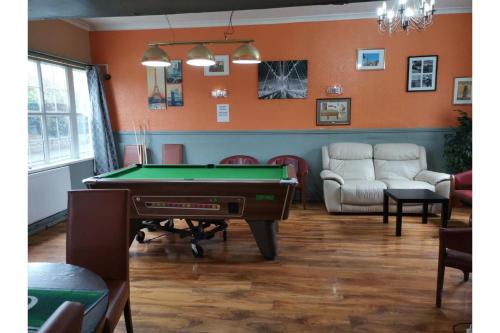 OYO Swan Inn - image 12