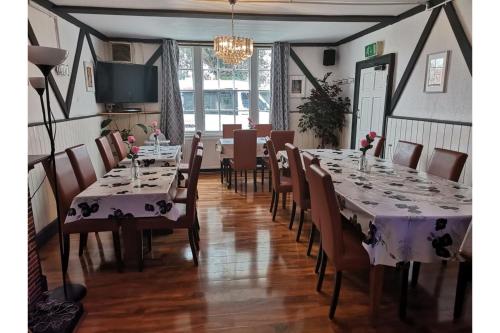 OYO Swan Inn - image 13