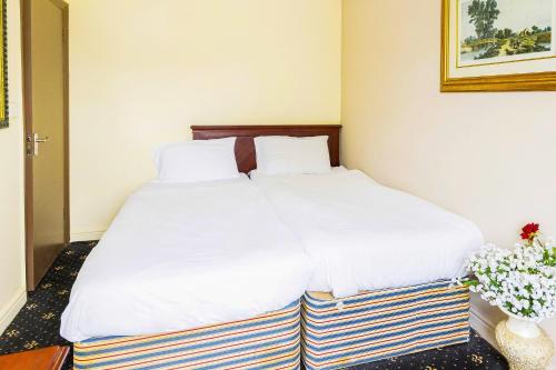 OYO Old Oak Tree Inn - image 8