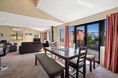 Four-Bedroom Holiday Home image 10