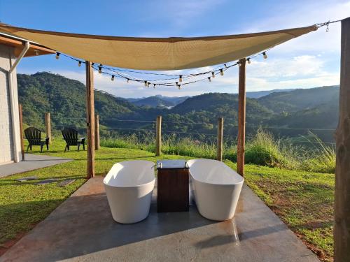 Embahu Suítes - Vista para Pedra do Baú e banheira de imersão