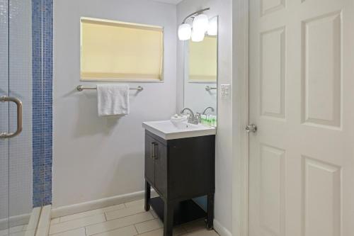 OYO Hotel Coral Gables - Miami Airport - image 10