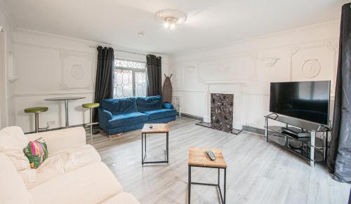 Spacious 4-Bed Home with Garden & Free Parking