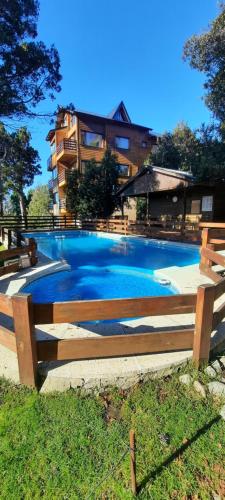 Cabaña con piscina climatizada y vista al lago
