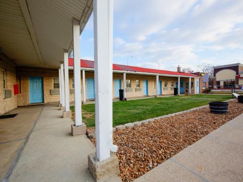 Hotel O Markham IL near Harvey/Tinley Park - 정원