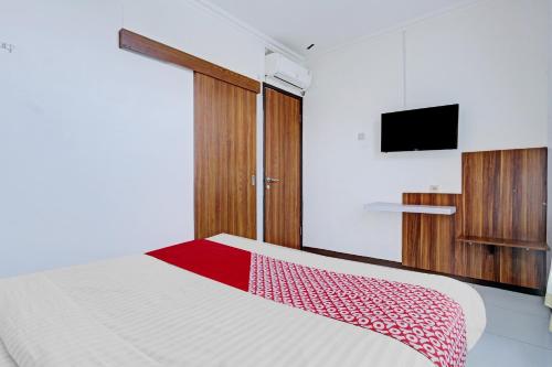Standard Double Room room in Hotel O Near Mall Ciputra 2