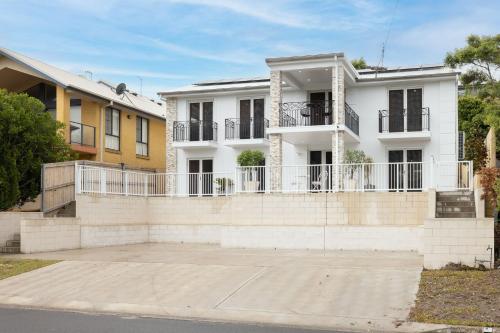 East Belmont, 38 Tomaree Rd - spa, linen, Wi-Fi, Air Con , Games Room