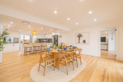 East Belmont 38 Tomaree Rd - spa linen Wi-Fi Air Con  Games Room - image 2