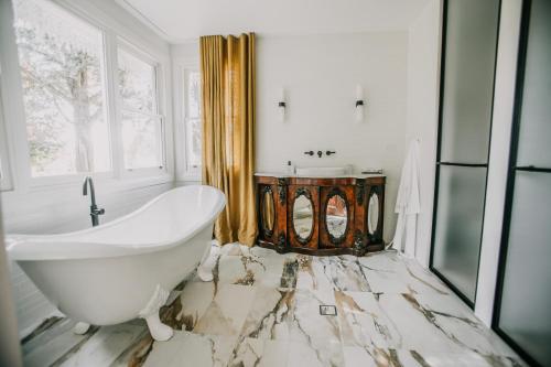 Littlebourne Guest House Room Type - Deluxe King Suite