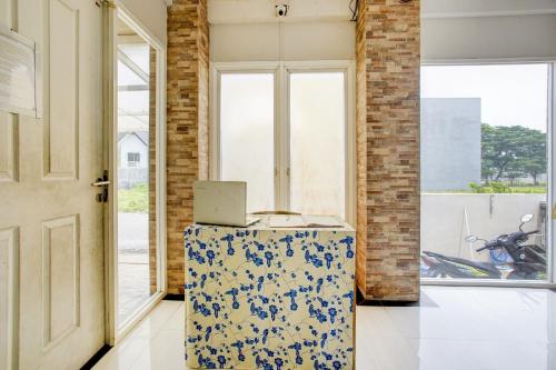 Lobby, OYO Life 90606 Glass House Citraland Syariah near Waterpark