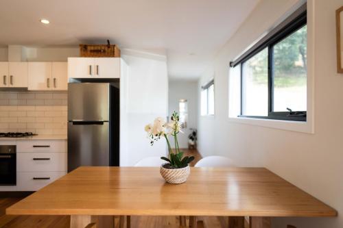 Létesítmények, Brewer's Cabin self-contained cabin at McHenry Distillery & Brewery in Port Arthur
