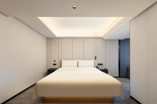 Elegant Double Room image 2
