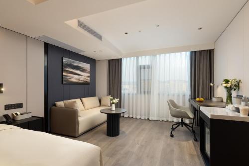 Queen Room image 2