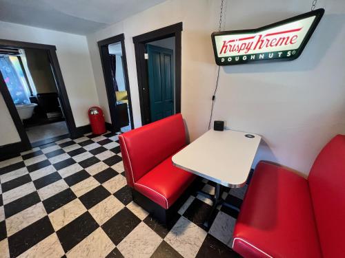 Cool, Retro Getaway in Heart of Downtown image