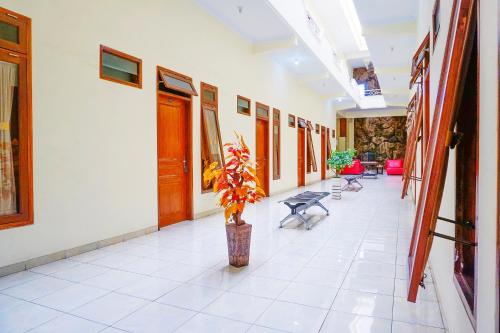 Lobi, Flagship 90723 Berlima Guest House Syariah in Malang