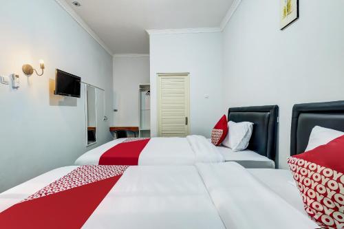 Standard Twin Room image 5