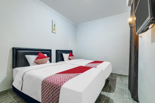 Standard Twin Room image 4