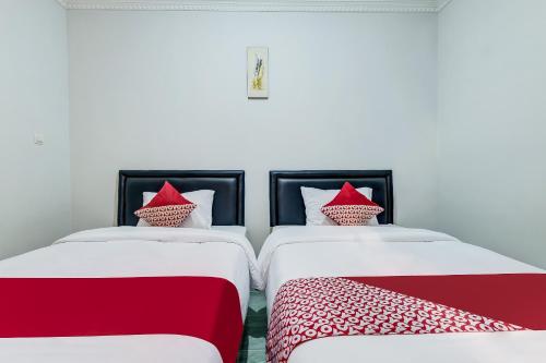 Standard Twin Room image 3