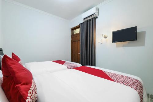 Standard Twin Room image 6