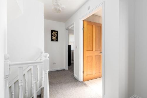 ทางเข้า, 4BDR house,8 guests, Contractor Stays , Holiday home, Free Parking, Reliable WiFi, Worksite and Amen in อินเทก