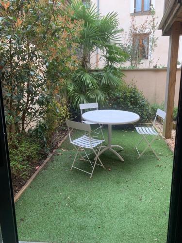 Kert, BeL F2, jardin privatif et calme in Issoire