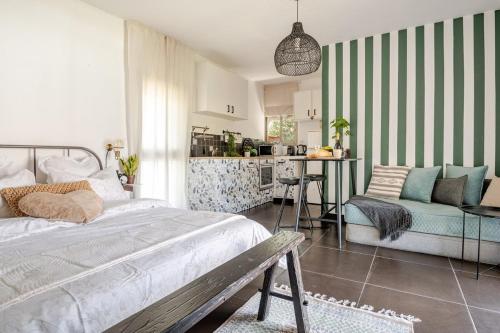 Cozy Givat Ada Countryside Stay in 비냐미나