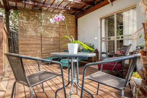 Cozy Givat Ada Countryside Stay in 비냐미나