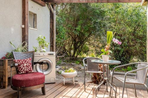 Cozy Givat Ada Countryside Stay in 비냐미나