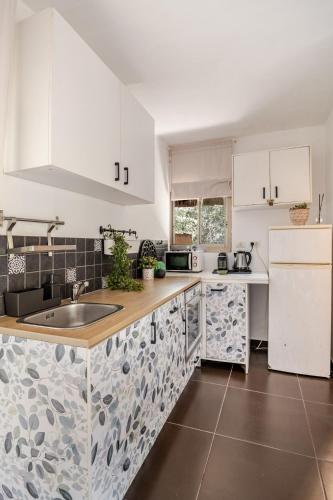 Cozy Givat Ada Countryside Stay in 비냐미나