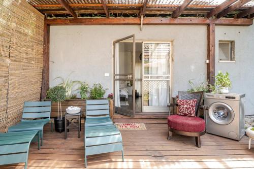 Cozy Givat Ada Countryside Stay in 비냐미나