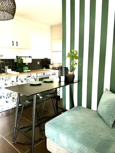 Cozy Givat Ada Countryside Stay in 비냐미나