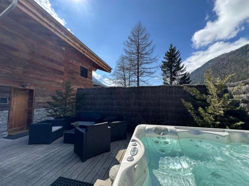 Chalet le petit Nicolas, jacuzzi, vue Mont Blanc in Argentiere
