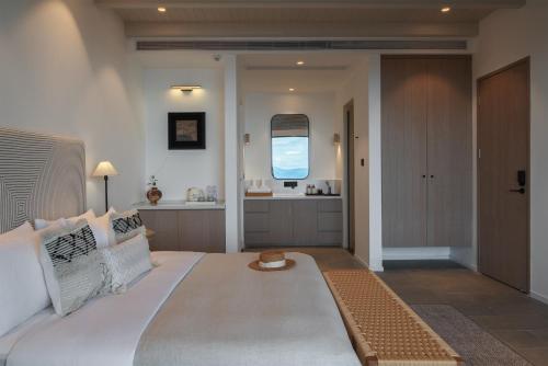 Double Room with Terrace image 5