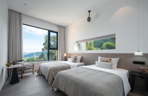 Twin Room with Sea View image 4