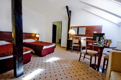 2 twin beds, 1 sofa bed