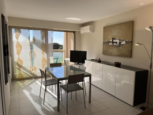 Shared lounge/TV area, Magnifique T2, proche gare TGV, proche plage de sa near Les Arcades