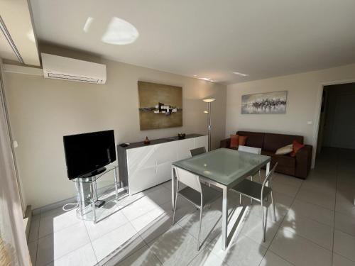 Shared lounge/TV area, Magnifique T2, proche gare TGV, proche plage de sa near Les Arcades