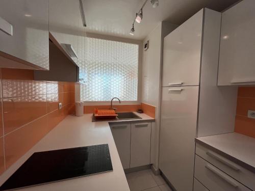 Kitchen, Magnifique T2, proche gare TGV, proche plage de sa near Les Arcades