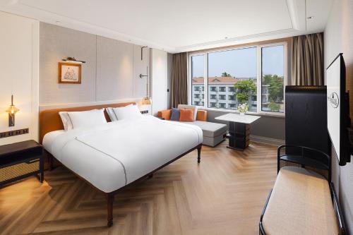 North Smart King Room image 2