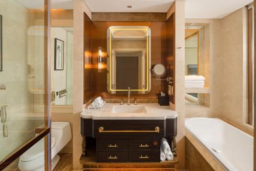 North Smart King Room room in Qingdao Seaview Garden Hotel