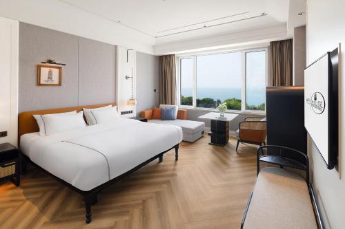 Deluxe King Room with Sea View image 2