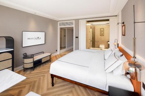 Deluxe King Room with Sea View image 1