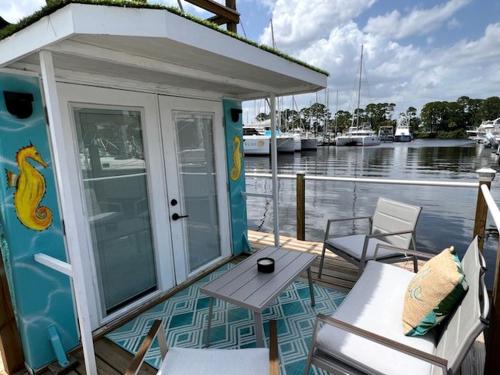 Pet-Friendly Equipped Boat Rental with Private Rooftop Deck and Views in Florida Pet-Friendly Equipped Boat Rental with Private Rooftop Deck and Views in Florida
