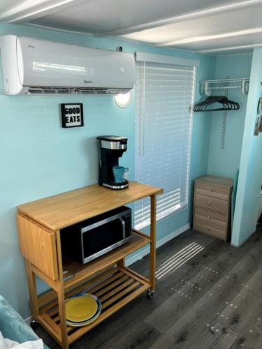 Pet-Friendly Equipped Boat Rental with Private Rooftop Deck and Views in Florida Pet-Friendly Equipped Boat Rental with Private Rooftop Deck and Views in Florida