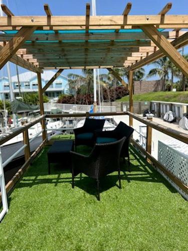Pet-Friendly Equipped Boat Rental with Private Rooftop Deck and Views in Florida Pet-Friendly Equipped Boat Rental with Private Rooftop Deck and Views in Florida