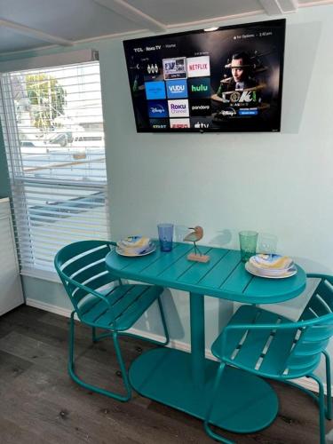 Pet-Friendly Equipped Boat Rental with Private Rooftop Deck and Views in Florida Pet-Friendly Equipped Boat Rental with Private Rooftop Deck and Views in Florida