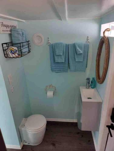 Pet-Friendly Equipped Boat Rental with Private Rooftop Deck and Views in Florida Pet-Friendly Equipped Boat Rental with Private Rooftop Deck and Views in Florida