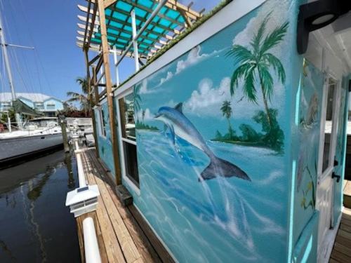 Pet-Friendly Equipped Boat Rental with Private Rooftop Deck and Views in Florida Pet-Friendly Equipped Boat Rental with Private Rooftop Deck and Views in Florida