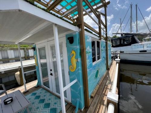 Pet-Friendly Equipped Boat Rental with Private Rooftop Deck and Views in Florida Pet-Friendly Equipped Boat Rental with Private Rooftop Deck and Views in Florida